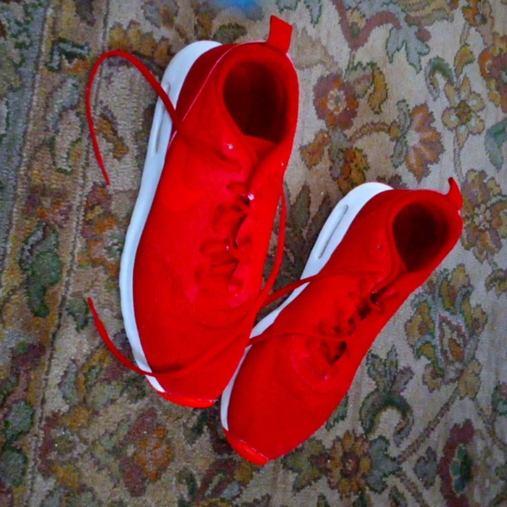 Red Nike sneakers good condition